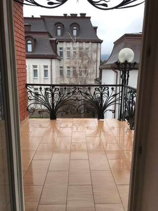 Гостиница Guest House Belaya Nevestochka Геленджик Трехместный номер с лоджией-6