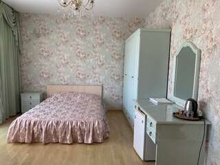 Гостиница Guest House Belaya Nevestochka Геленджик Трехместный номер с лоджией-3