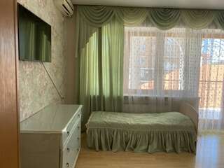 Гостиница Guest House Belaya Nevestochka Геленджик Трехместный номер с лоджией-1
